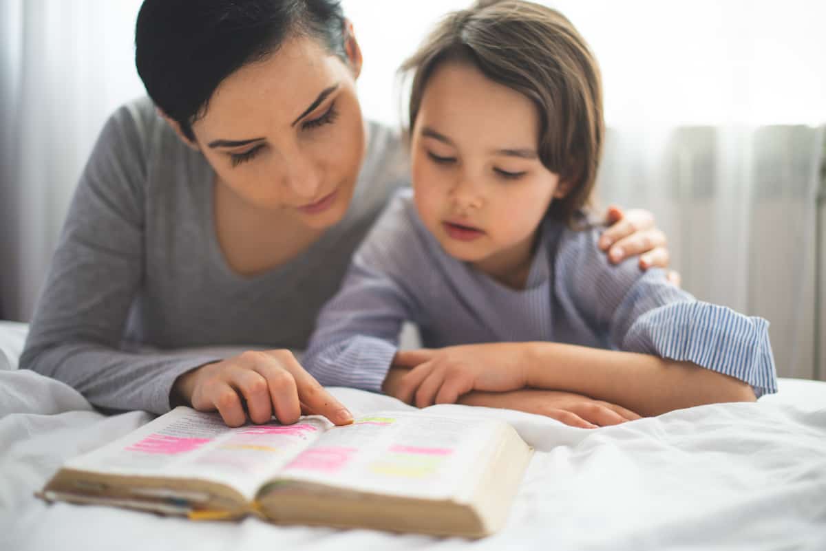 mom and daughter memorizing a verse a day